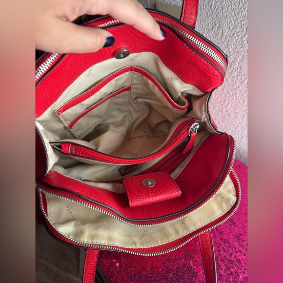 💋GUESS♥️ Bold Red Shoulder Bag with Silver Keylock Chain - Picture 14 of 17